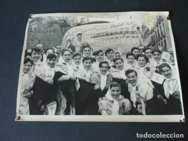 Fotografia antiga: MADRID CHICAS DE PE&Ntilde;A FUTBOLISTICA REAL MADRID VESTIDAS DE CHULAPAS FOTOGRAFIA 12,5 X 17 CM