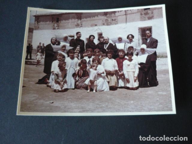 Fotograf&iacute;a antigua: LAYOS TOLEDO RETRATO GRUPO EN EL DIA DE LA BENDICION DEL SAGRARIO 1959 ANTIGUA FOTOGRAFIA 12 X 9 CM