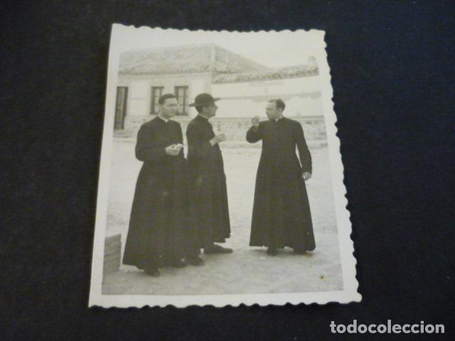 Fotografia antiga: COBISA TOLEDO CURAS EN LA FIESTA DE SANTA ANA ANTIGUA FOTOGRAFIA 6 X 8 CM