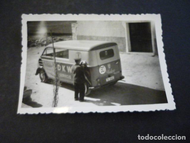 Fotografia antiga: ARGES TOLEDO ALGUACIL INSPECCIONANDO FURGONETA DKW 1961 ANTIGUA FOGRAFIA 6 X 8.5 CM