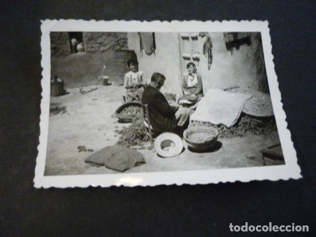 Fotografia antiga: ARGES TOLEDO PELANDO CEBOLLA DE AZAFRAN ANTIGUA FOTOGRAFIA 6 X 8,5 CM
