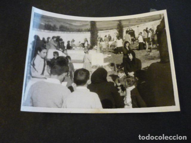Fotografia antiga: NAVA DE RICOMALILLO TOLEDO EN EL CEMENTERIO ANTIGUA FOTOGRAFIA 7,5 X 10,5 CM