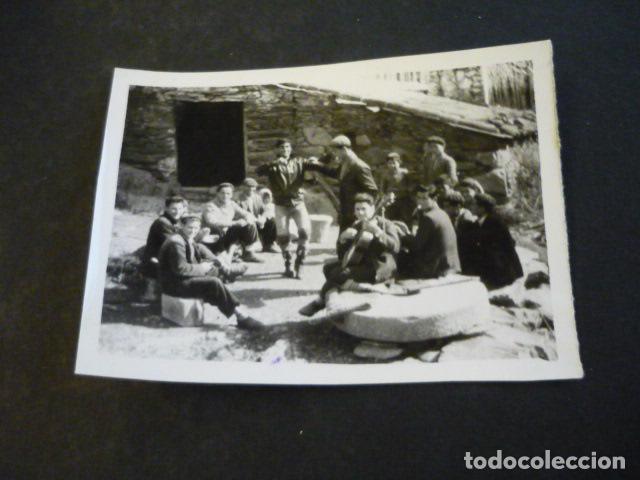 Alte Fotografie: NAVA DE RICOMALILLO TOLEDO LOS QUINTOS DE 1961 EN RIOFRIO ANTIGUA FOTOGRAFIA 9 X 6 CM