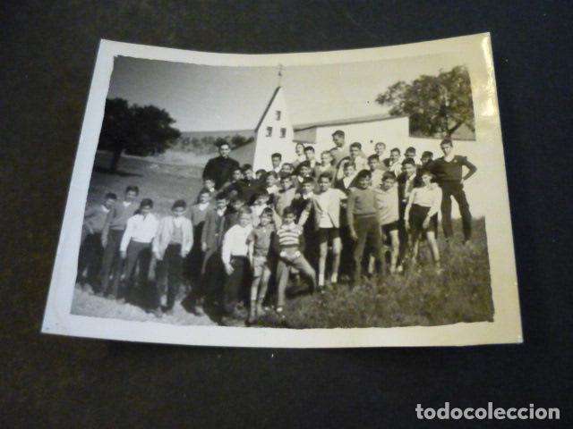 Alte Fotografie: PUERTO REY TOLEDO GRUPO NI&Ntilde;OS ANTE LA IGLESIA 1962 ANTIGUA FOTOGRAFIA 8 X 6 CM