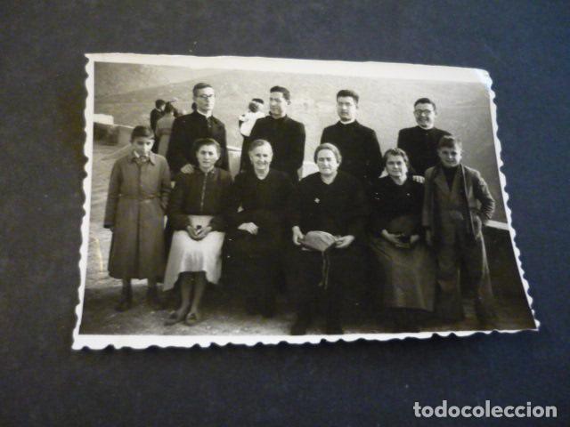 Alte Fotografie: TOLEDO SEMINARIO GRUPO DE SEMINARISTAS CON FAMILIARES ANTIGUA FOTOGRAFIA 6 X 8.5 CM