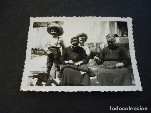 Alte Fotografie: ARGES TOLEDO ABUELAS COSIENDO CON NIETOS ANTIGUA FOTOGRAFIA 6 X 8.5 CM