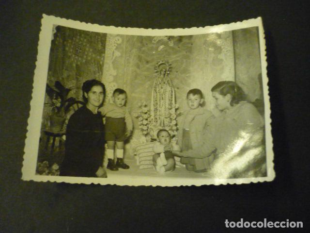 Alte Fotografie: VILLAFRANCA DE LOS CABALLEROS TOLEDO FAMILIA CON LA VIRGEN D FATIMA ANTIGUA FOTOGRAFIA 8,5 X 11,5 CM