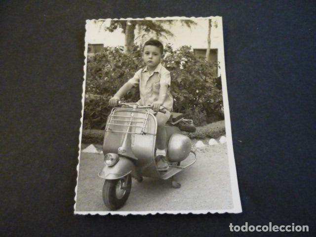 Fotografia antica: VILLAFRANCA DE LOS CABALLEROS TOLEDO NI&Ntilde;O CON MOTO DE JUGUETE ANTIGUA FOTOGRAFIA 9 X 6 CM