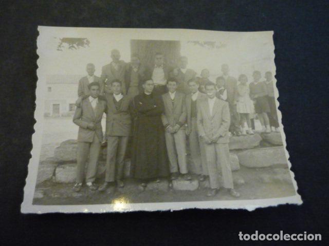 Antique Photography: LAYOS TOLEDO JOVENES CON SACERDOTE ANTIGUA FOTOGRAFIA 7,5 X 6 CM