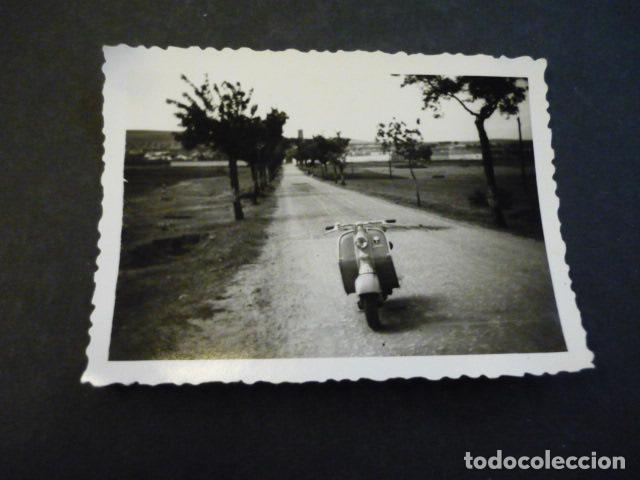 Antique Photography: LAYOS TOLEDO CAMINO CON MOTO VESPA ANTIGUA FOTOGRAFIA 9 X 6 CM