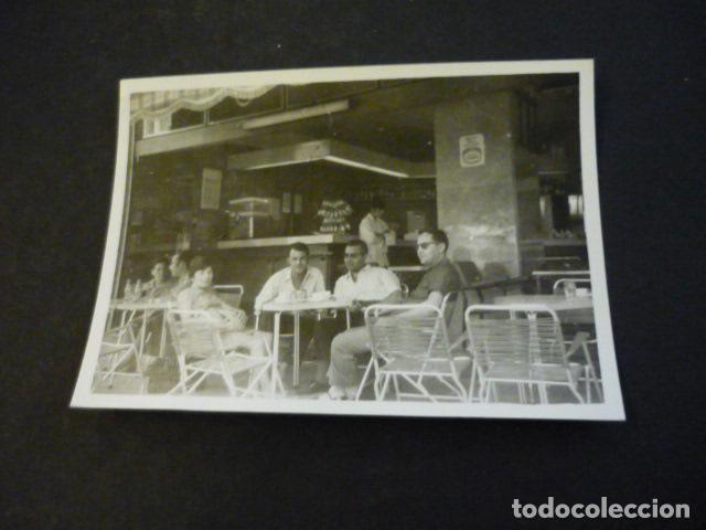 Fotografia antiga: PALMA DE MALLORCA UN BAR ANTIGUA FOTOGRAFIA 7,5 X 10,5 CM
