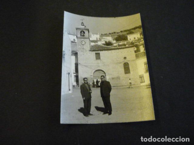 Alte Fotografie: MARTOS JAEN DOS HOMBRE ANTE LA IGLESIA ANTIGUA FOTOGRAFIA 7.5 X 10 CM