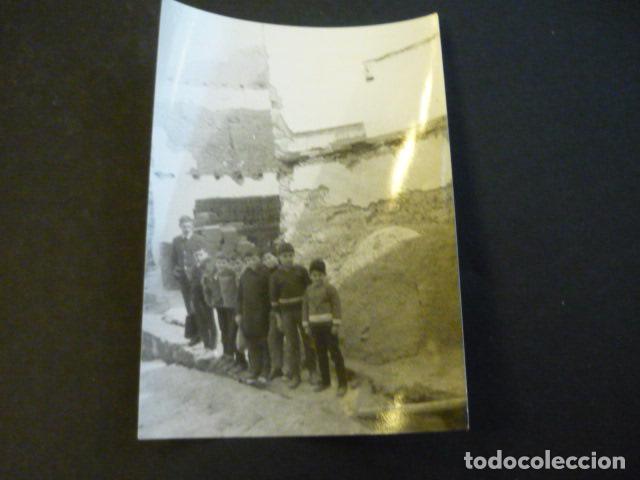 Alte Fotografie: BUENASBODAS TOLEDO UNA FAMILIA ANTE SU CASA ANTIGUA FOTOGRAFIA 7,5 X 10 CM