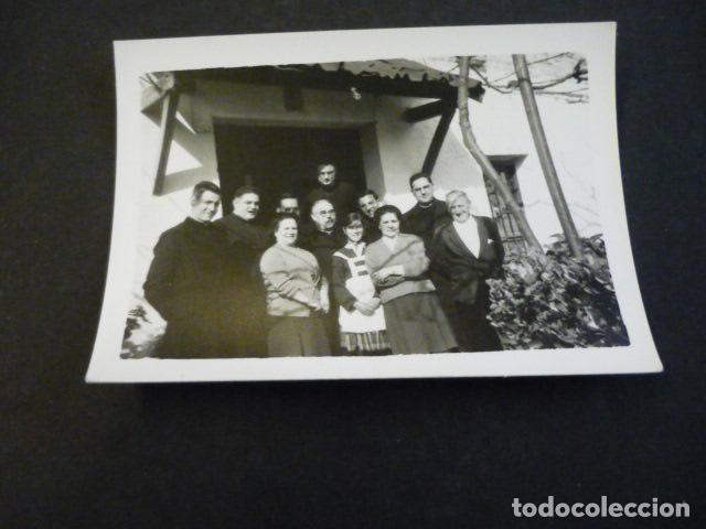 Alte Fotografie: ALCAUDETE DE LA JARA TOLEDO CELEBRANDO UN COMPLEA&Ntilde;OS 1966 ANTIGUA FOTOGRAFIA 7,5 X 10,5 CM