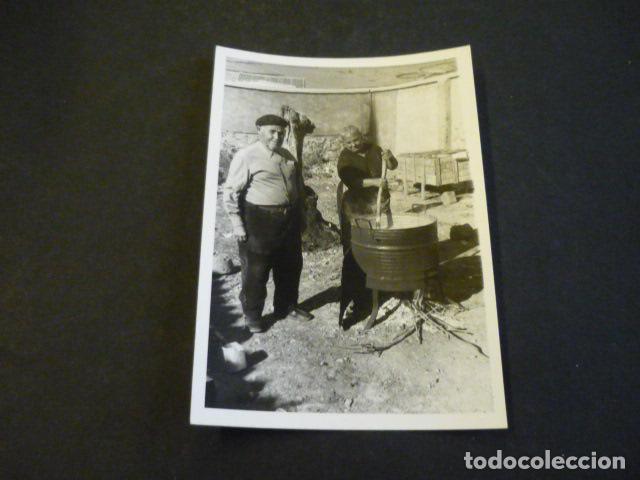 Alte Fotografie: NAVA DE RICOMALILLO TOLEDO HACIENDO JABON ANTIGUA FOTOGRAFIA 7,5 X 10,5 CM