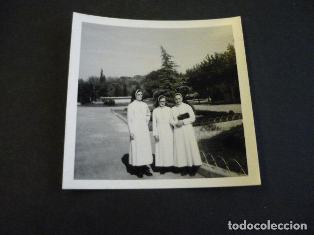 Alte Fotografie: HUESCA MONJAS ANTIGUA FOTOGRAFIA 9 X 9 CM