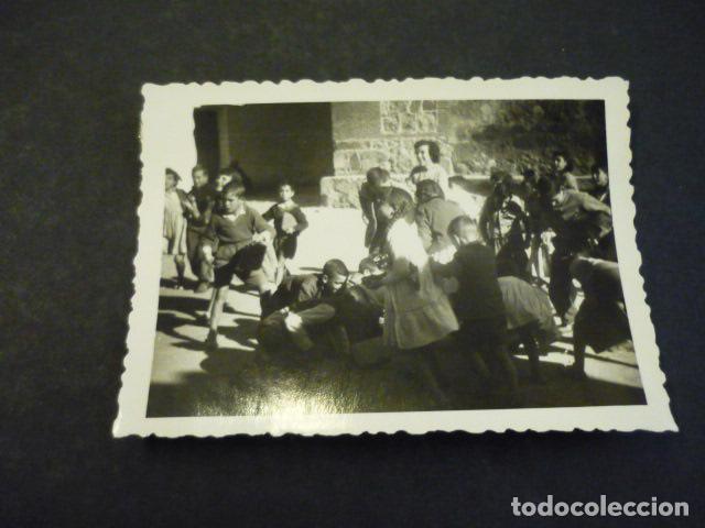 Fotograf&iacute;a antigua: LAYOS TOLEDO GRUPO TRAS BENDICION DE CAMPANAS ANTIGUA FOTOGRAFIA 6 X 9 CM