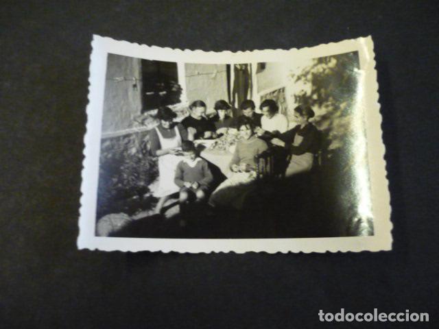Fotograf&iacute;a antigua: ARGES TOLEDO MONDANDO ROSA DE AZAFRAN ANTIGUA FOTOGRAFIA 6 X 9 CM