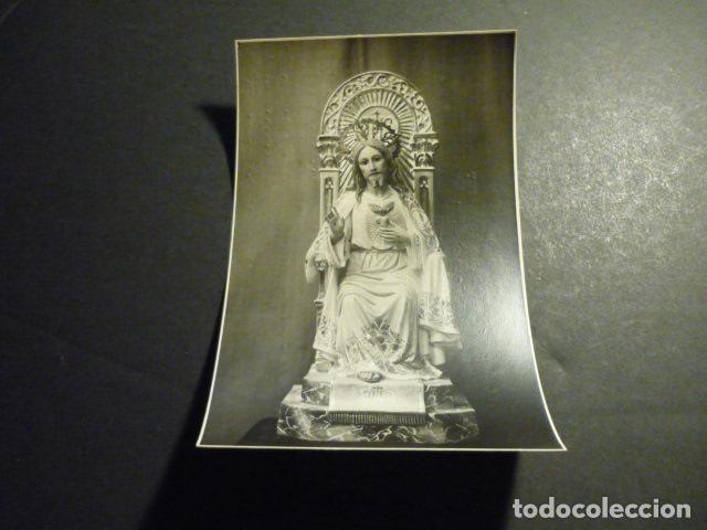 Fotografia antica: BARCELONA TALLER DE ESCULTURA ROSENDO OLIVELLA FOTOGRAFIA MUESTRARIO SAGRADO CORAZON 8 X 13 CM