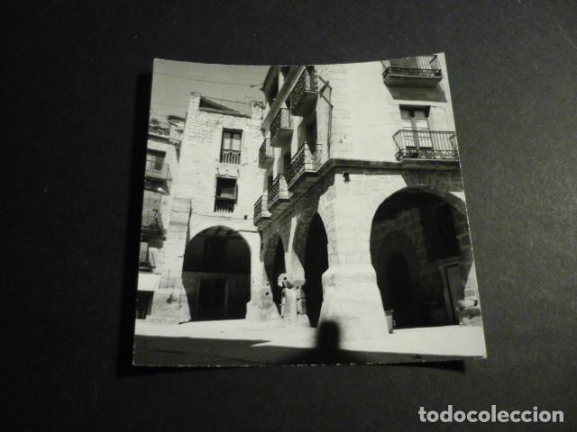 Fotograf&iacute;a antigua: CALACEITE TERUEL DETALLE URBANO ANTIGUA FOTOGRAFIA 9 X 9 CM