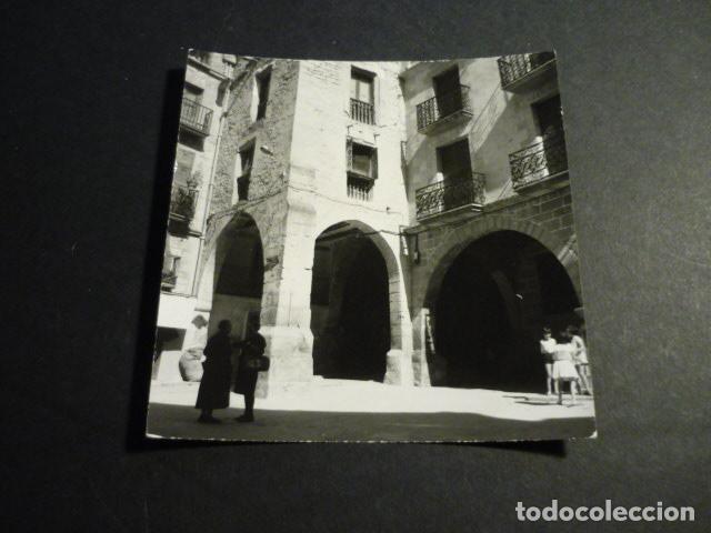 Fotograf&iacute;a antigua: CALACEITE TERUEL DETALLE URBANO ANTIGUA FOTOGRAFIA 9 X 9 CM