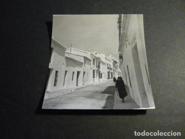 Fotografia antiga: MOGUER HUELVA UNA CALLE ANTIGUA FOTOGRAFIA 9 X 9 CM