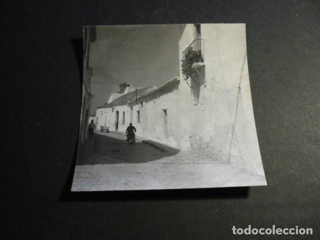 Fotografia antiga: MOGUER HUELVA UNA CALLE ANTIGUA FOTOGRAFIA 9 X 9 CM