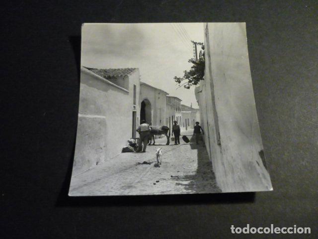Fotografia antiga: MOGUER HUELVA UNA CALLE ANTIGUA FOTOGRAFIA 9 X 9 CM