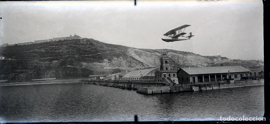 Alte Fotografie: BARCELONA AVION Y EL MONTJUIT NEGATIVO DE CRISTAL FORMATO 6 X 13 cm.