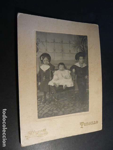 Fotografia antica: TRUJILLO CACERES DIEGUEZ FOTOGRAFO RETRATO DE TRES HERMANOS 16,5 X 22,5 CM