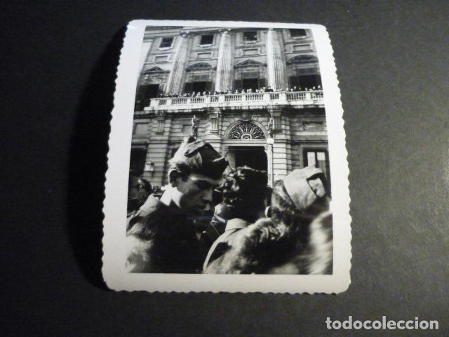 Fotograf&iacute;a antigua: MADRID PLAZA DE ORIENTE ACTO DE FRANCO EN EL PALACIO REAL ANTIGUA FOTOGRAFIA 8 X 11,5 CM