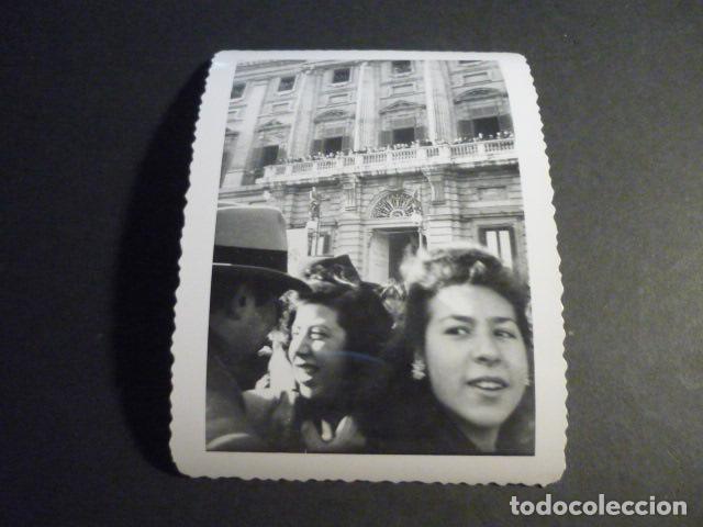 Fotograf&iacute;a antigua: MADRID PLAZA DE ORIENTE ACTO DE FRANCO EN EL PALACIO REAL ANTIGUA FOTOGRAFIA 8 X 11,5 CM