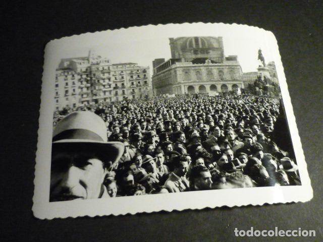 Fotografia antica: MADRID PLAZA DE ORIENTE ACTO DE FRANCO EN EL PALACIO REAL ANTIGUA FOTOGRAFIA 8 X 11,5 CM
