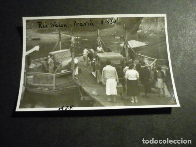 Fotografia antica: PRAVIA ASTURIAS BARCAZA CRUZANDO EL RIO NALON ANTIGUA FOTOGRAFIA 8,5 X 6 CM