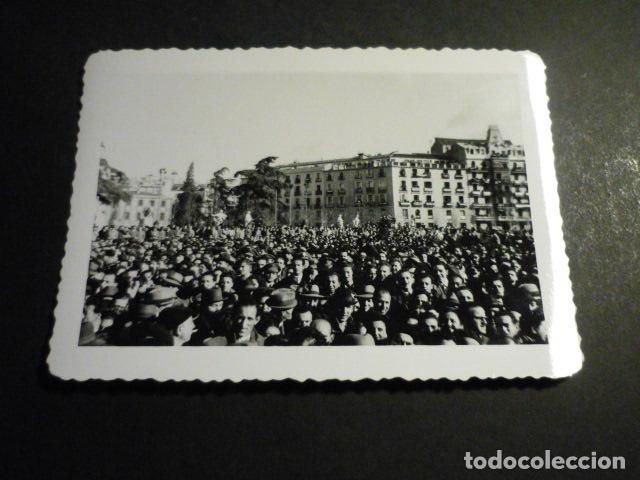 Antique Photography: MADRID PLAZA DE ORIENTE ACTO DE FRANCO EN EL PALACIO REAL ANTIGUA FOTOGRAFIA 8 X 11,5 CM