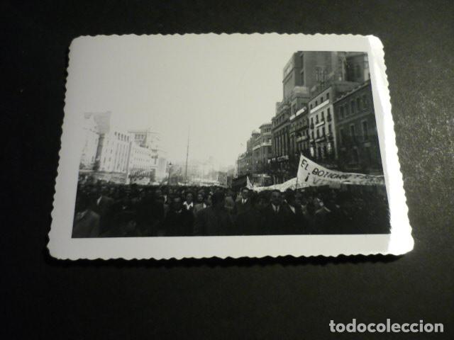 Fotografia antiga: MADRID CALLE DE ALCALA MANIFESTACION FALANGE ESPA&Ntilde;OLA ANTIGUA FOTOGRAFIA 8 X 11,5 CM