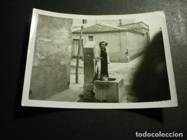 Antique Photography: TOMELLOSO CIUDAD REAL MUJER EN FUENTE ANTIGUA FOTOGRAFIA 7,5 X 10,5 CM