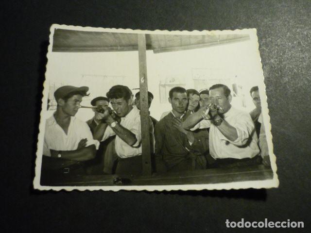 Fotograf&iacute;a antigua: TOMELLOSO CIUDAD REAL FERIA PUESTO TIRO ANTIGUA FOTOGRAFIA 8 X 7 CM