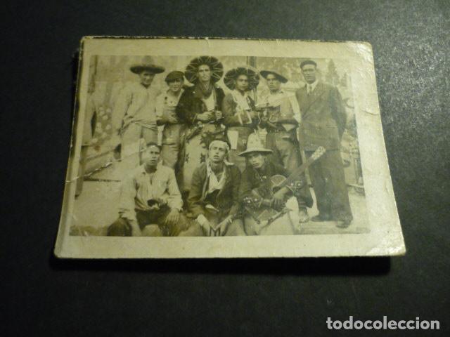 Fotograf&iacute;a antigua: TOMELLOSO CIUDAD REAL GRUPO DE AMIGOS EN FERIA ANTIGUA FOTOGRAFIA POR FOTOGRAFO MINUTERO 8 X 6 CM