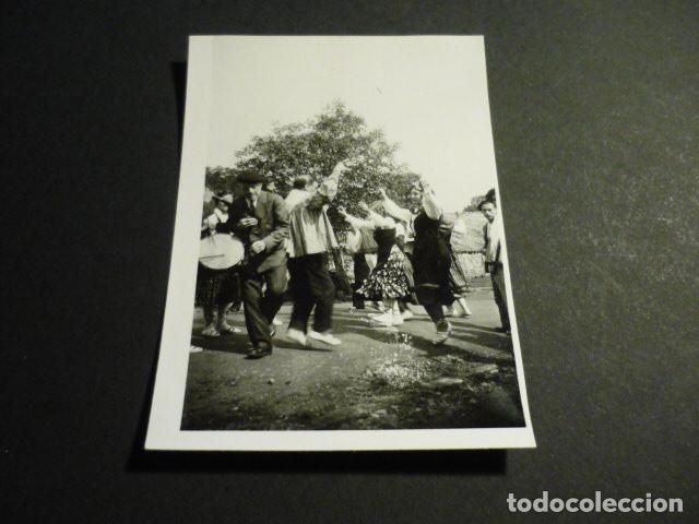 Fotografia antiga: VITORIA BAILE TIPICO GUERRA CIVIL ANTIGUA FOTOGRAFIA POR SOLDADO LEGION CONDOR 6 X 9 CM