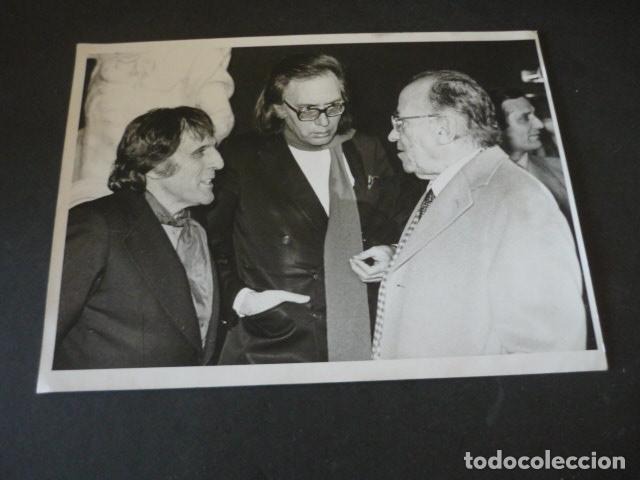 Fotograf&iacute;a antigua: SANTIAGO CARRILLO CON EL ESCRITOR PACO UMBRAL ANTIGUA FOTOGRAFIA 18 X 24 CM