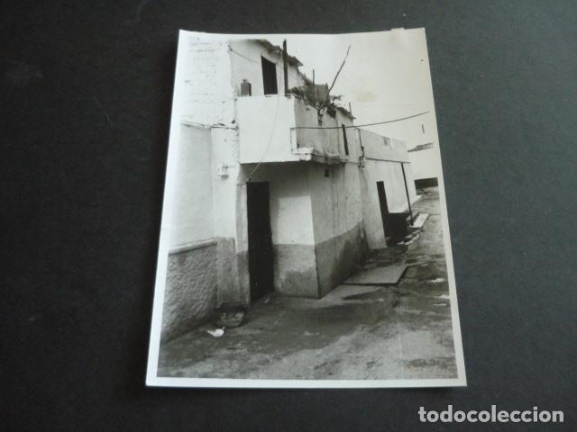 Fotografia antiga: ALCALA DE GUADAIRA SEVILLA UNA CALLE ANTIGUA FOTOGRAFIA 13 X 17 CM