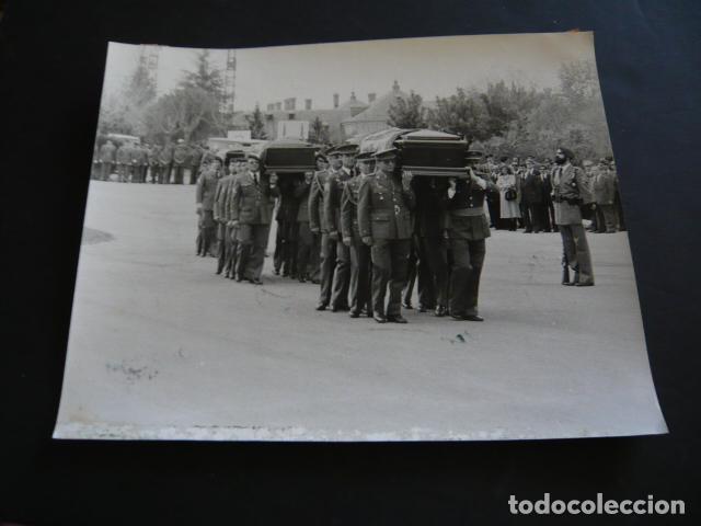 Fotografia antiga: MADRID ENTIERRO ATENDADO GUARDIA CIVILES POR ETA TERRORISMO ANTIGUA FOTOGRAFIA ORIGINAL 20 X 25 CM