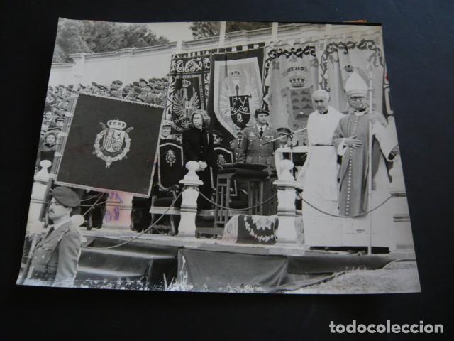 Fotograf&iacute;a antigua: EL PARDO MADRID REYES EN ACTO FUNEBRE POR ATENTADO ETA ANTIGUA FOTOGRAFIA ORIGINAL 18 X 24 CM