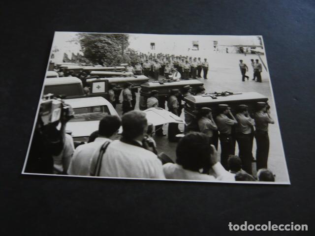 Fotografia antiga: MADRID ATENTADO TERRORISTA ETA PLAZA REPUBLICA DOMINICANA ANTIGUA FOTOGRAFIA ORIGINAL 12 X 17 CM