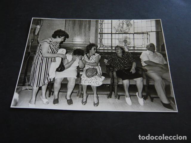 Fotografia antiga: MADRID ATENTADO TERRORISTA ETA PLAZA REPUBLICA DOMINICANA ANTIGUA FOTOGRAFIA ORIGINAL 12 X 17 CM