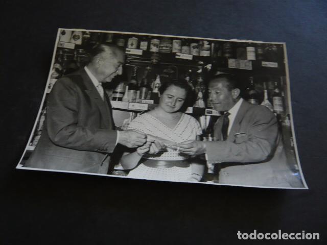 Fotografia antiga: MADRID CONCURSO AVECREM GANADORA CON PERICO CHICOTE POVEDANO ANTIGUA FOTOGRAFIA ORIGINAL 12 X 18 CM