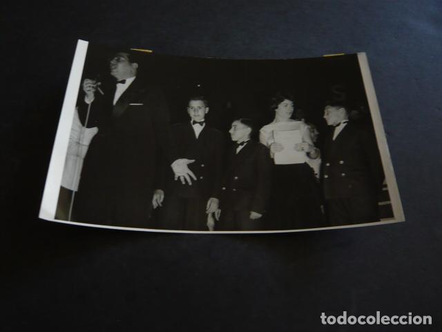 Alte Fotografie: MADRID CADENA SER CONCURSO UN MILLON NI&Ntilde;OS DE SAN ILDEFONSO ANTIGUA FOTOGRAFIA ORIGINAL 12 X 18 CM