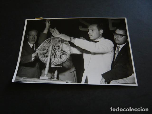 Fotografia antiga: MADRID CONCURSO GALLINA BLANCA NI&Ntilde;OS DE SAN ILDEFONSO ANTIGUA FOTOGRAFIA ORIGINAL 12 X 18 CM