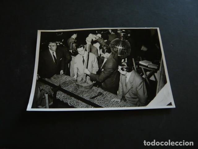 Alte Fotografie: MADRID CONCURSO GALLINA BLANCA NI&Ntilde;OS DE SAN ILDEFONSO ANTIGUA FOTOGRAFIA ORIGINAL 12 X 18 CM